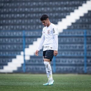 Dimas Cândido de Oliveira Filho é jogador da equipe sub-20 do Corinthians