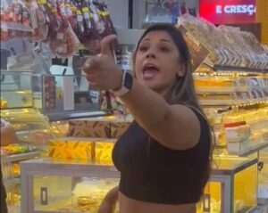 A PM foi acionada e o caso registrado como “preconceito de raça ou de cor” e “lesão corporal”