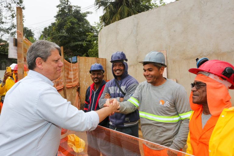 Iniciadas em fevereiro deste ano, as obras estão neste momento em processo de construção das paredes do reservatório e da caixa de saída por onde as águas serão bombeadas após as cheias