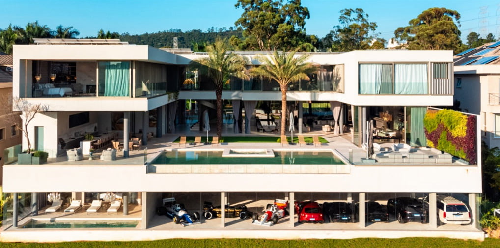 Uma das mansões mais caras de Alphaville Tamboré 2<br />Encantadora desde à primeira vista, essa mansão ultra exclusiva conta com 2.159m1 de área construída e o máximo de conforto. O espaço é todo revestido com mármore italiano Navona, com amplo espaço gourmet, sala de jantar com lustre Baccarat, piscina com borda infinita, dois elevadores, sala de cinema, bar, sauna, seis amplas suítes master, automação completa e muito mais.