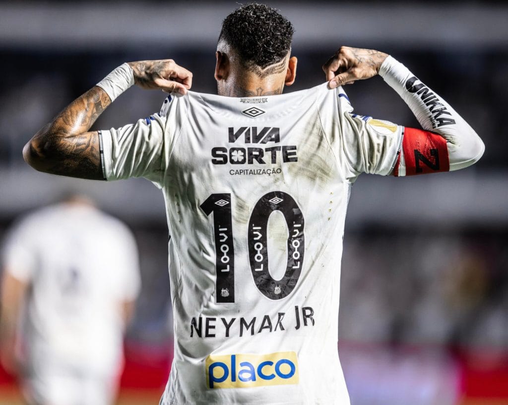 Neymar volta a vestir a camisa da seleção brasileira depois de um ano e cinco meses
