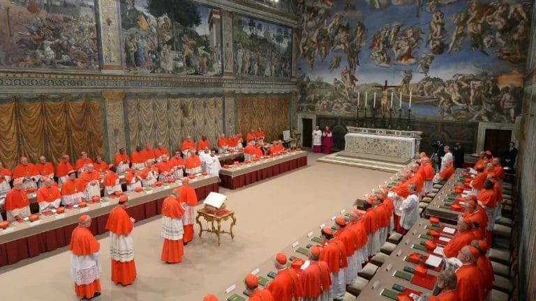 Cardeais católicos de 70 países se reúnem nos próximos dias para eleger novo Papa