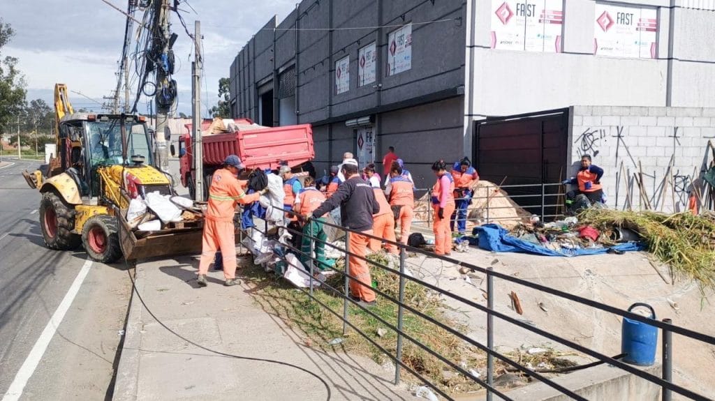 Trabalhos no córrego Cocho Velho ocorreram nesta segunda-feira (23)