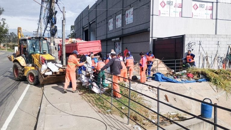 Trabalhos no córrego Cocho Velho ocorreram nesta segunda-feira (23)