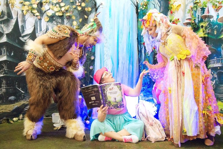 Ações contam com apresentação de uma peça de teatro, bem como a produção e distribuição de livros