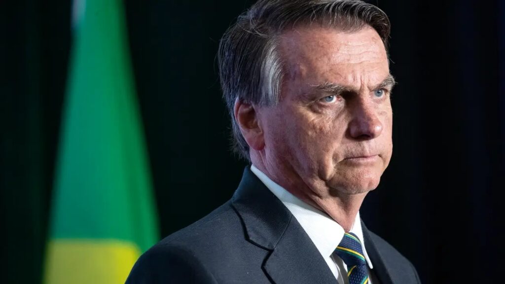 A motivação para as medidas é o temor de que Bolsonaro saia do país para fugir de possíveis punições nos processos que enfrenta na Justiça