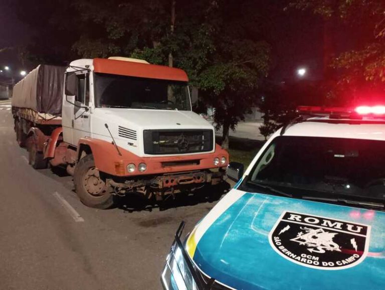 O veículo conduzindo ao 3o DP onde a autoridade elaborou BO sob o artigo 157, roubo de cargas