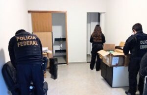 #pracegover Equipe da Polícia Federal cumpre mandados de busca e apreensão em Guarulhos na ofensiva contra tráfico de drogas e lavagem de dinheiro