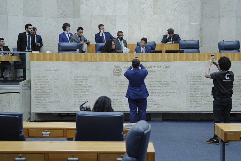 Sessão ocorreu nesta terça-feira (23)