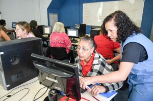 Aulas de informática básica para mulheres na Casa da Mulher Clara Maria em Guarulhos.