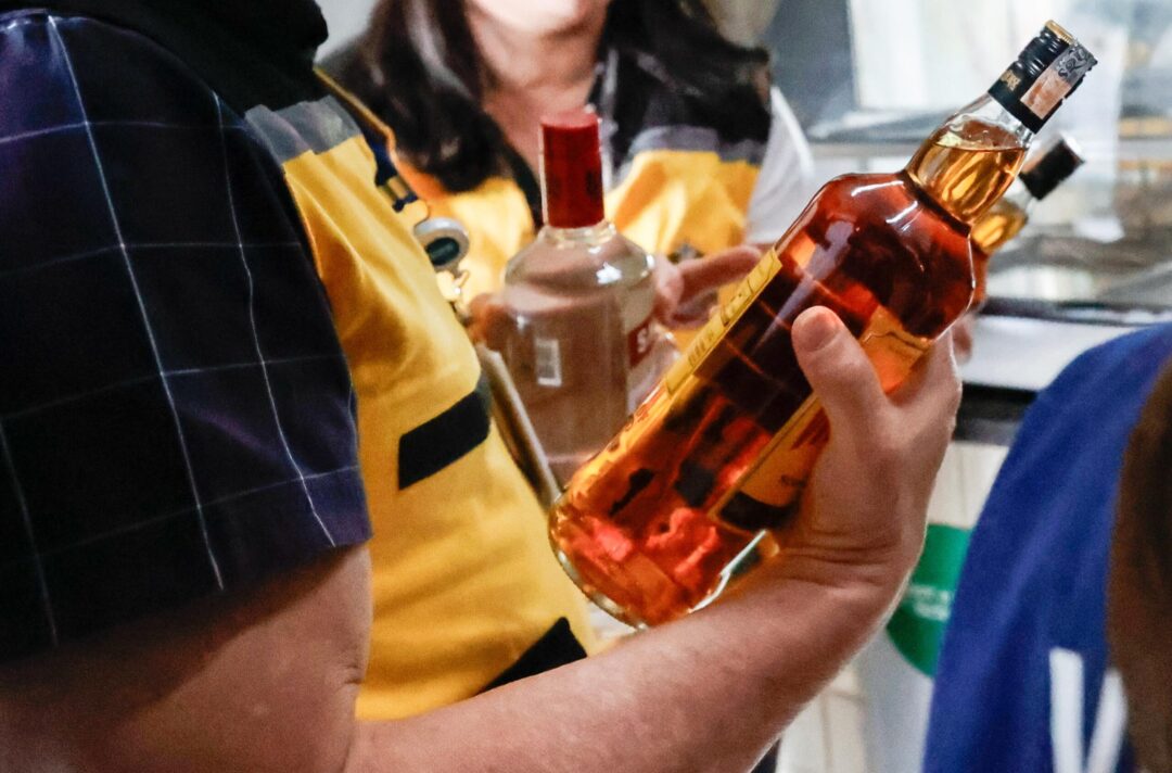 Nos três estabelecimentos fiscalizados, foram apreendidas 117 garrafas de bebidas sem rótulos e sem comprovação de procedência