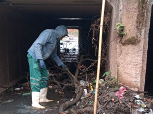 Equipe da Prefeitura realiza limpeza do córrego Baquirivu-Mirim em Guarulhos