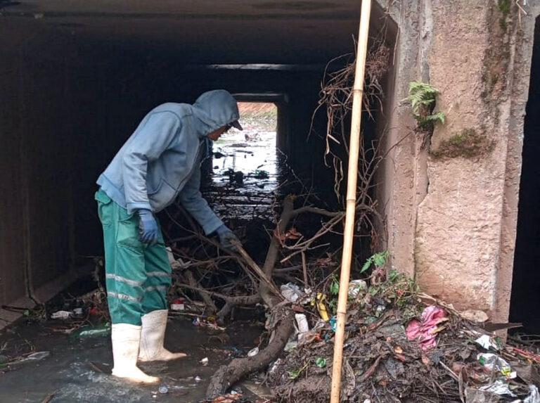 Equipe da Prefeitura realiza limpeza do córrego Baquirivu-Mirim em Guarulhos