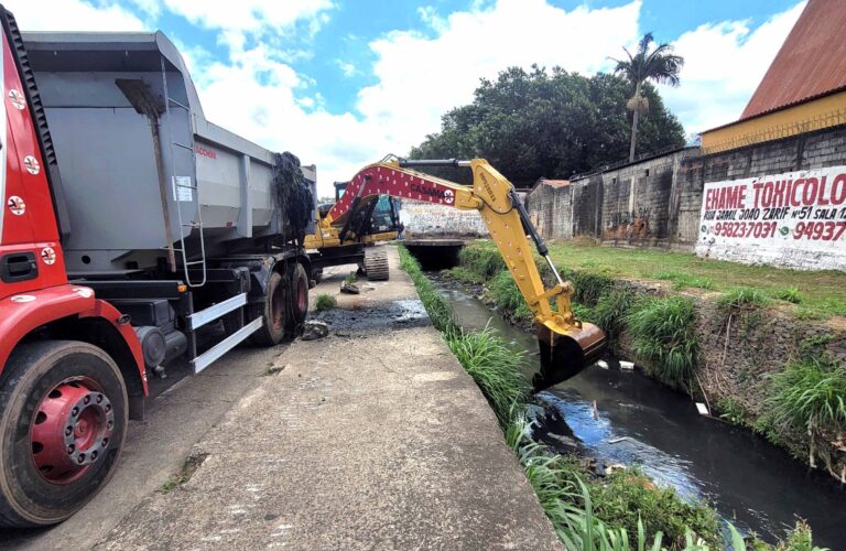 Retroescavadeira realiza desassoreamento do córrego Taboão em Guarulhos