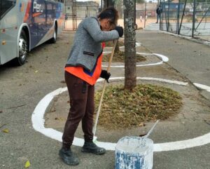 Prefeitura de Guarulhos realiza zeladoria na Praça Orobó, no Jardim Presidente Dutra.