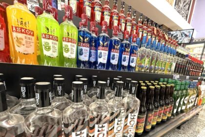 Polícia investiga bebidas adulteradas com metanol em operação de fiscalização em Guarulhos.