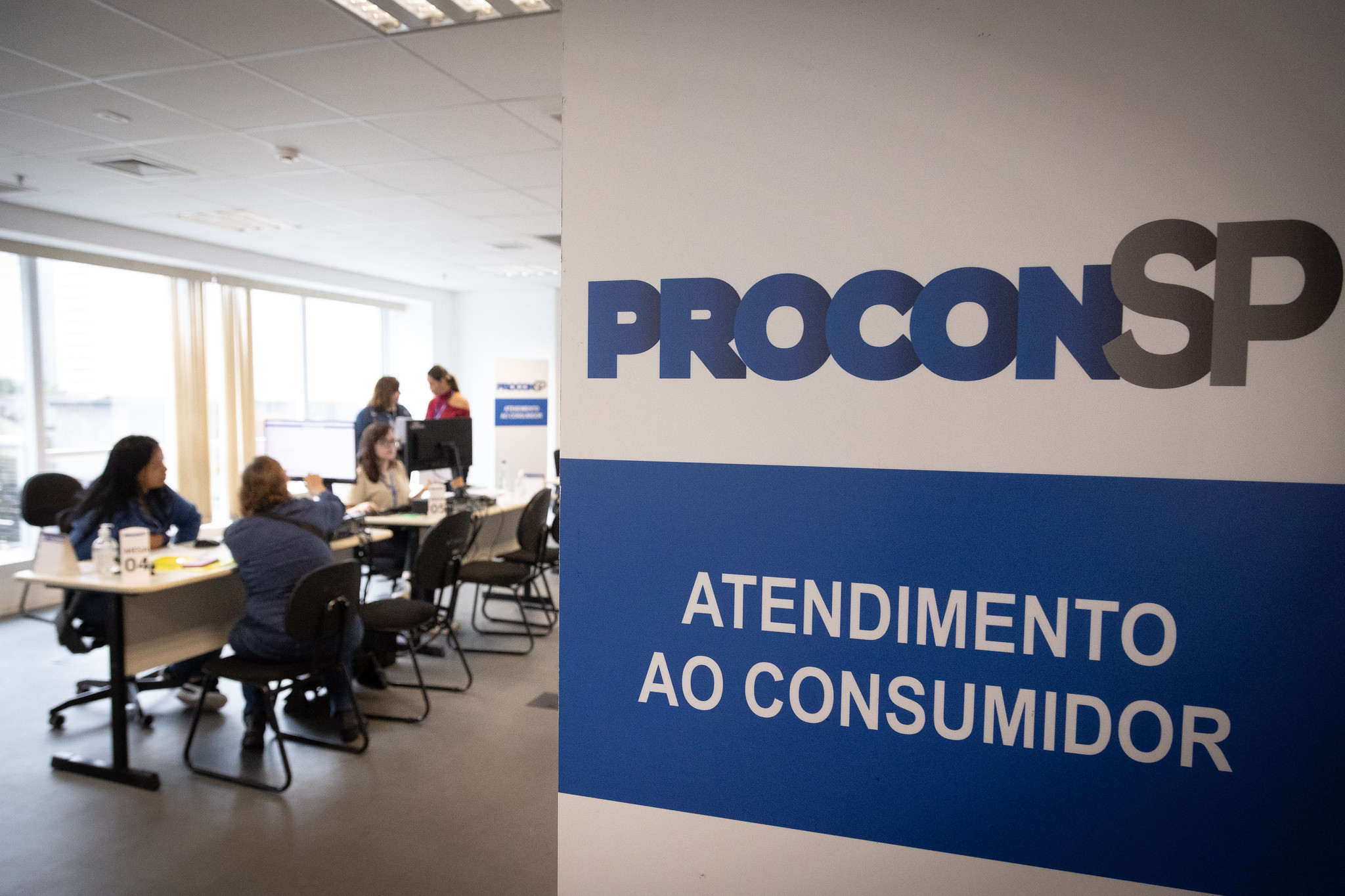 Procon-SP alerta consumidores sobre variação das taxas de juros e golpes em empréstimos consignados