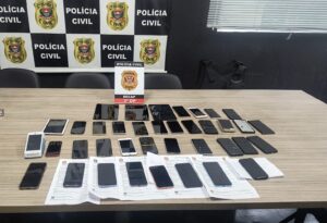 Polícia exibe celulares apreendidos durante a Operação SP Mobile no centro de São Paulo.