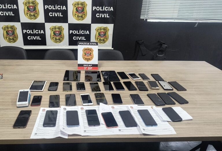 Polícia exibe celulares apreendidos durante a Operação SP Mobile no centro de São Paulo.