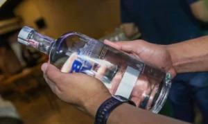 Vítimas de intoxicação por metanol em São Paulo incluem quatro homens e uma mulher entre 23 e 54 anos.