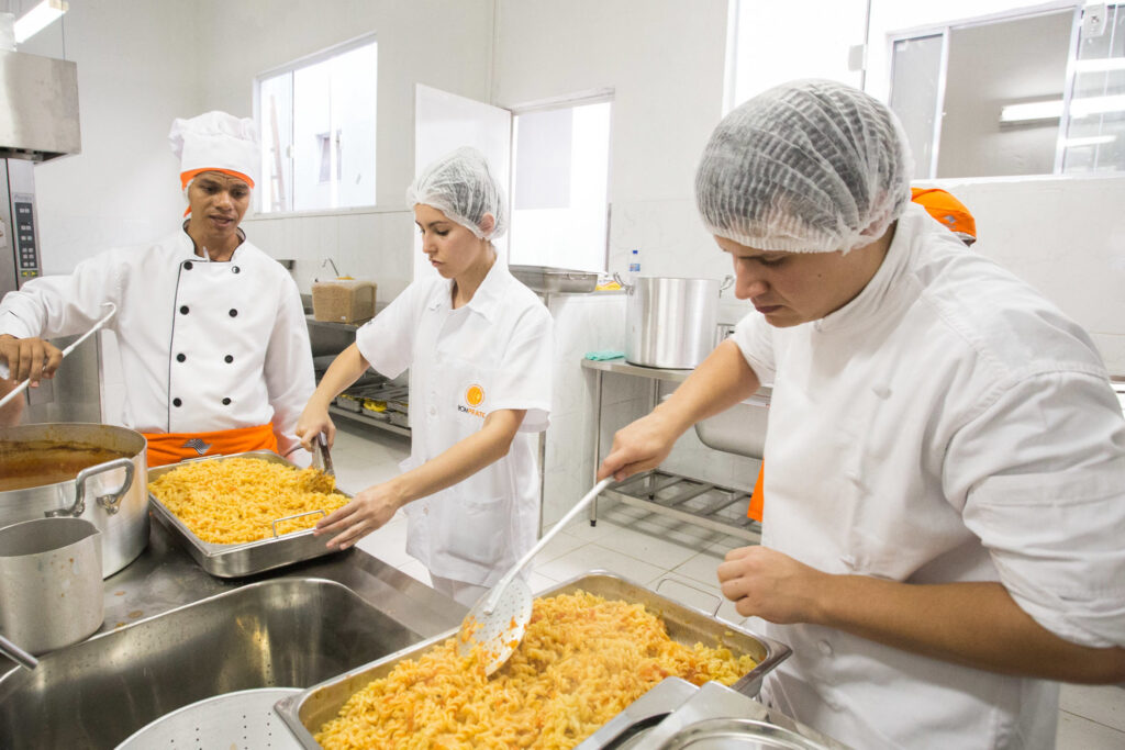 Caminhão do Bom Prato Móvel utilizado na distribuição de refeições a baixo custo no Estado de São Paulo