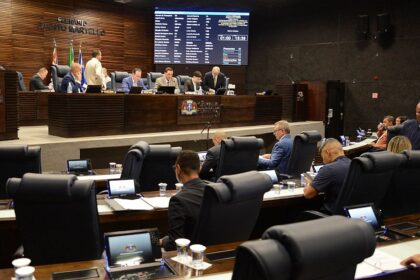 Plenário da Câmara de Guarulhos durante sessão ordinária transmitida pela TV Câmara