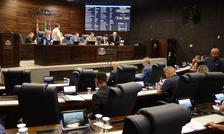 Plenário da Câmara de Guarulhos durante sessão ordinária transmitida pela TV Câmara