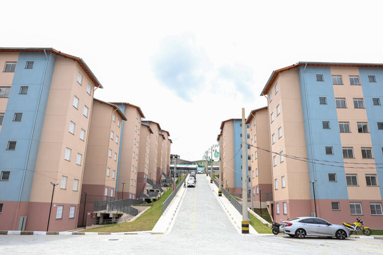 Famílias recebem as chaves dos novos apartamentos no Condomínio Buriti, em Guarulhos.