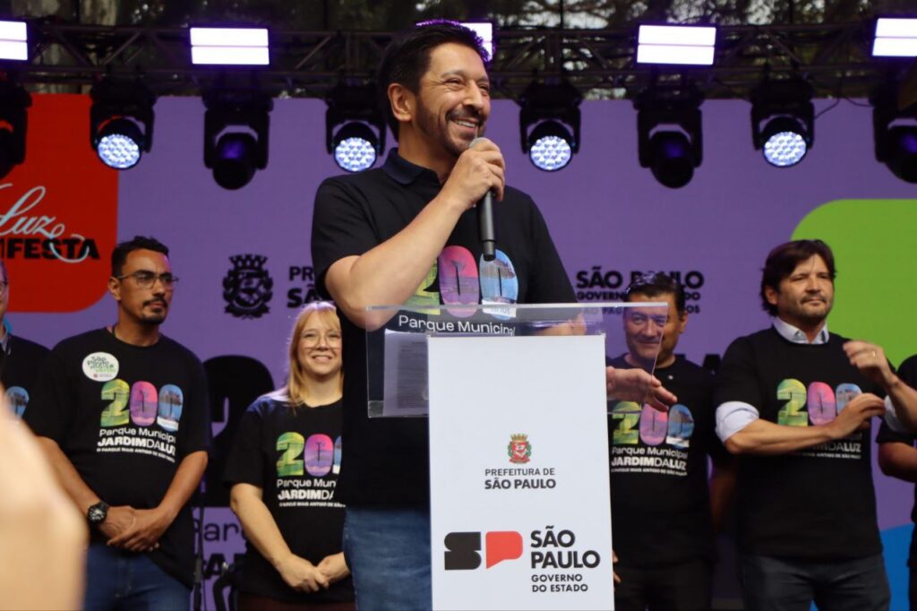 Vista do Jardim da Luz em São Paulo com áreas verdes e estrutura revitalizada