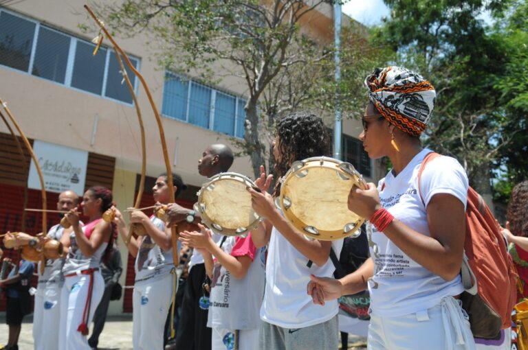 Ponto de concentração da Marcha da Consciência Negra em Guarulhos com público reunido no Marco da Consciência Negra