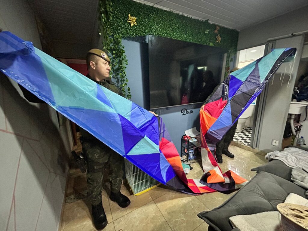 Policiais da PM Ambiental durante operação que cumpre mandados contra influenciadores investigados por fabricar e soltar balões ilegais.