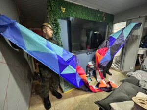 Policiais da PM Ambiental durante operação que cumpre mandados contra influenciadores investigados por fabricar e soltar balões ilegais.