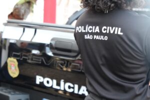 Policiais civis durante operação que cumpre mandados contra quadrilha de roubo de cargas em Guarulhos.
