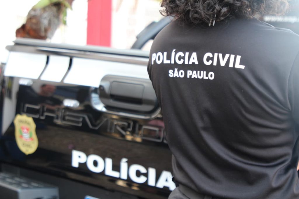 Policiais civis durante operação que cumpre mandados contra quadrilha de roubo de cargas em Guarulhos.
