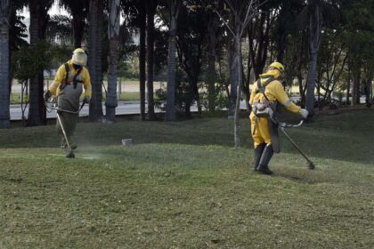 Servidores realizam desassoreamento de córrego durante ação de zeladoria em Guarulhos.