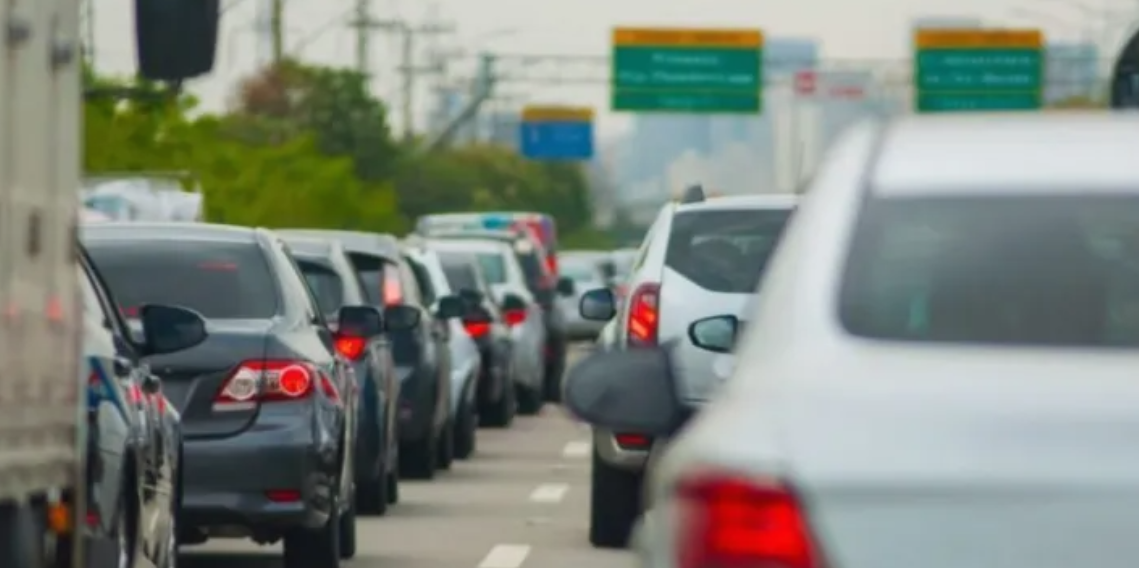Motorista acessa o site do Detran-SP para realizar o licenciamento digital do veículo.