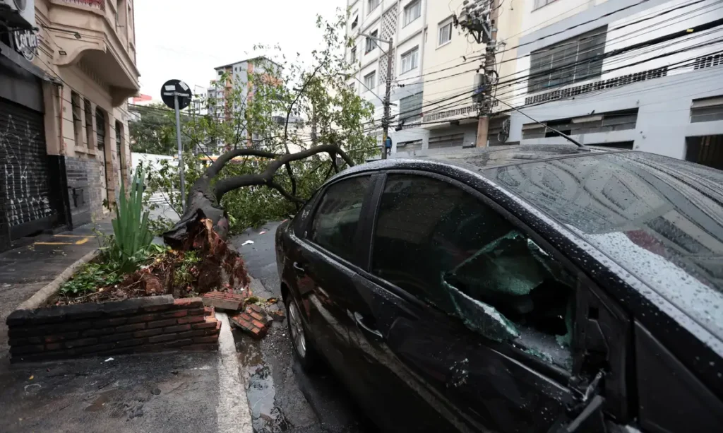 Imagem de chuva atingindo região urbana do Sul do Brasil durante período de instabilidade climática