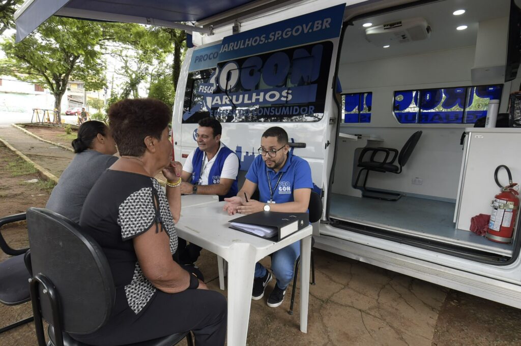Van do Procon Guarulhos realizando atendimento especial de Black Friday no calçadão da Dom Pedro II
