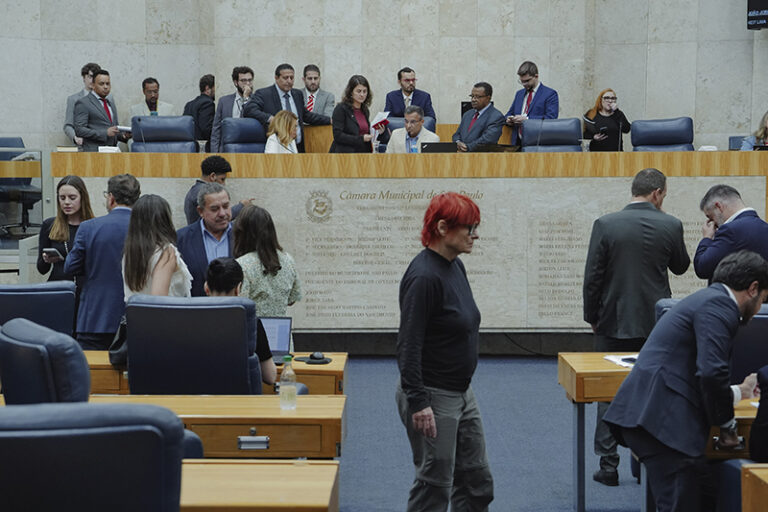 Plenário da Câmara Municipal de São Paulo durante votação do orçamento de 2026