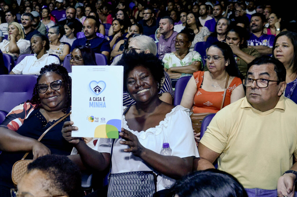 Moradores de Guarulhos recebem títulos de propriedade durante cerimônia de regularização fundiária
