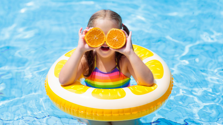 Crianças brincando durante o verão com cuidados de saúde e proteção.