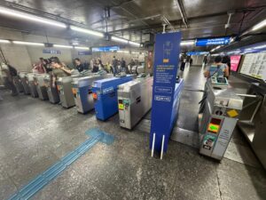 Catracas do Metrô de São Paulo com sinalização para pagamento por aproximação.