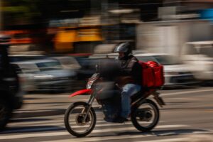 Motocicletas circulando em via urbana após aprovação de projeto que isenta IPVA em São Paulo