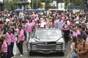 Papai Noel, brinquedos infláveis e crianças durante o Natal Mágico de Guarulhos no Paço Municipal.
