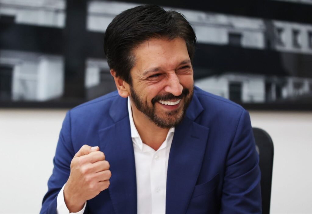 Prefeito Ricardo Nunes durante anúncio do Programa Fique em Dia para regularização de dívidas em São Paulo