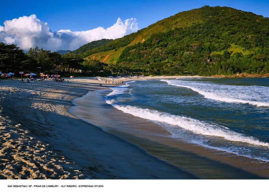 Turismo: Praia de Cambury, em São Sebastião, com faixa de areia e mar durante o verão