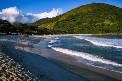 Turismo: Praia de Cambury, em São Sebastião, com faixa de areia e mar durante o verão