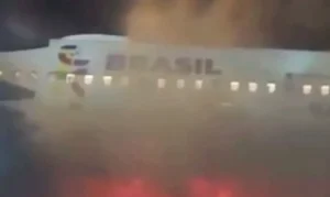 Equipamento de solo em chamas no Aeroporto de Guarulhos, com fumaça e equipe de apoio no local