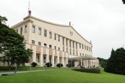 Autoridades reunidas no Palácio dos Bandeirantes para discutir o fim do contrato da Enel em São Paulo