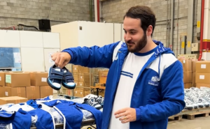 Uniformes escolares completos que serão distribuídos aos alunos da rede municipal de Guarulhos